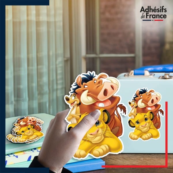 autocollant petit format Disney - Le Roi Lion - Simba, Timon et Pumbaa