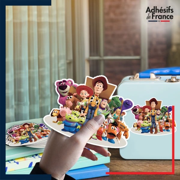 autocollant petit format Disney - Toy Story - Famille de jouets d'Andy (Woody, Buzz l'éclair et cie)