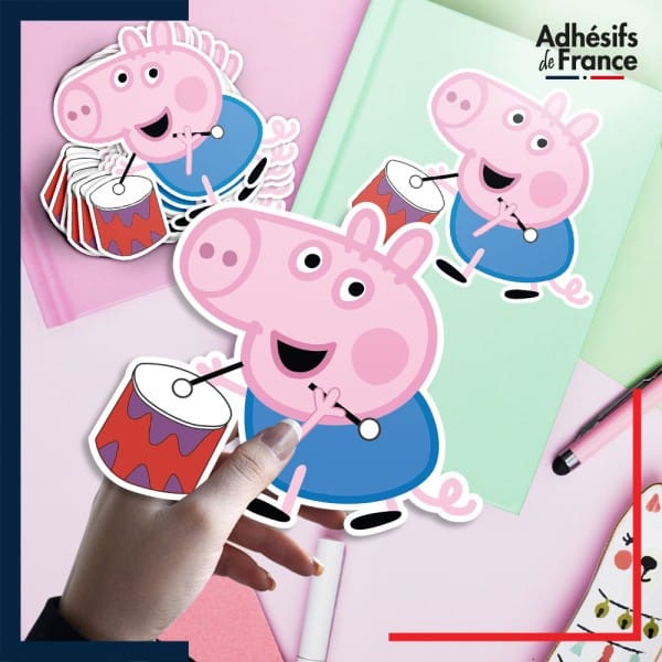 autocollant petit format Peppa Pig - Georges Pig avec tambour