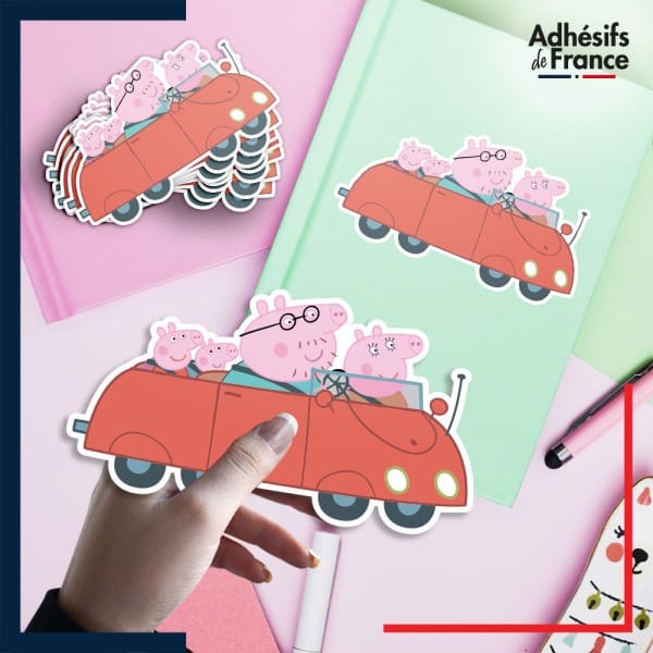 autocollant petit format Peppa Pig - Famille Pig en voiture