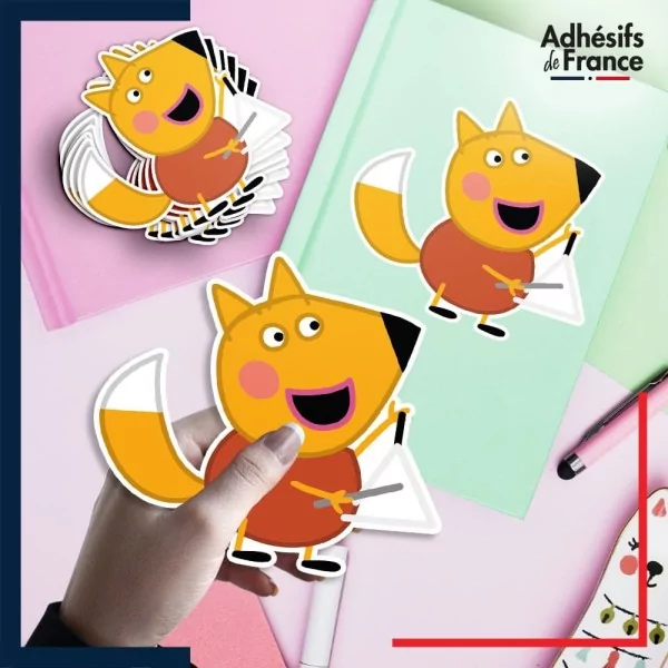 autocollant petit format Peppa Pig - Freddie Fox jouant du triangle