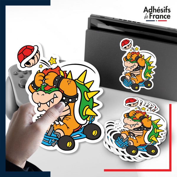 autocollant petit format Super Mario - Bowser Kart et carapace rouge