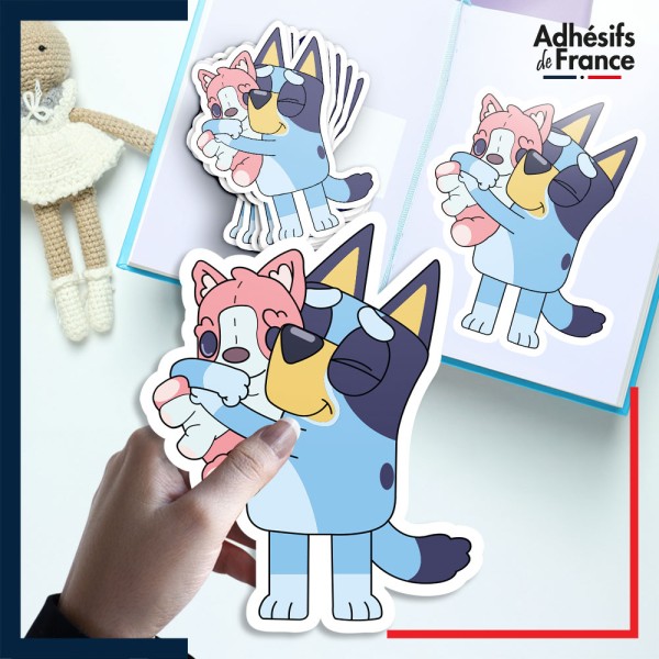 autocollant petit format Bluey - Bluey et son jouet