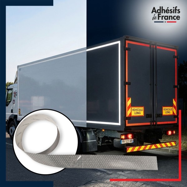 Exemple de pose de bande réfléchissante blanche sur un camion de nuit - Sécurité routière.