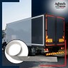 Exemple de pose de bande réfléchissante blanche sur un camion de nuit - Sécurité routière.
