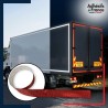 Exemple de pose de bande réfléchissante rouge sur un camion de nuit - Sécurité routière.