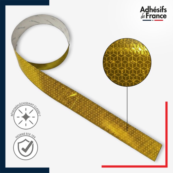Détail de la structure prismatique de la bande réfléchissante jaune ECE 104 Classe C.