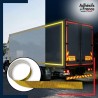Exemple de pose de bande réfléchissante jaune sur un camion de nuit - Sécurité routière.