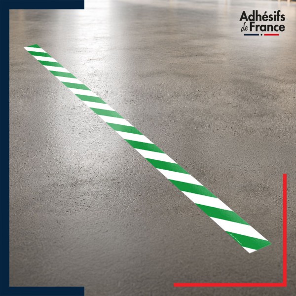 Bande adhésive de sécurité pour délimiter les zones à risque et les accès interdits. Bande verte et blanche