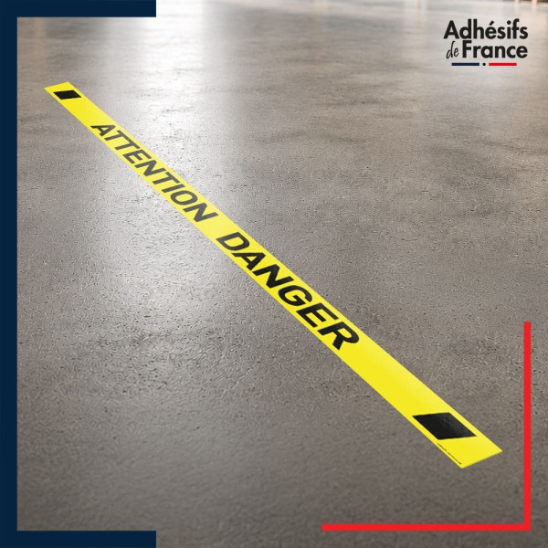 Bande adhésive de sécurité pour délimiter les zones. Bande attention danger