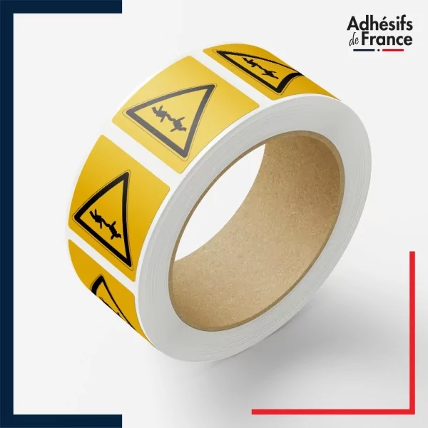 rouleau étiquettes norme iso 7010 danger fil barbelé